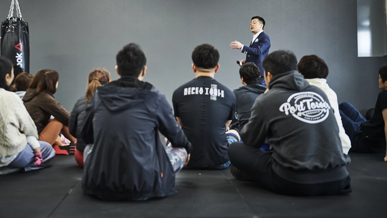 医師がトレーナーに講義している様子