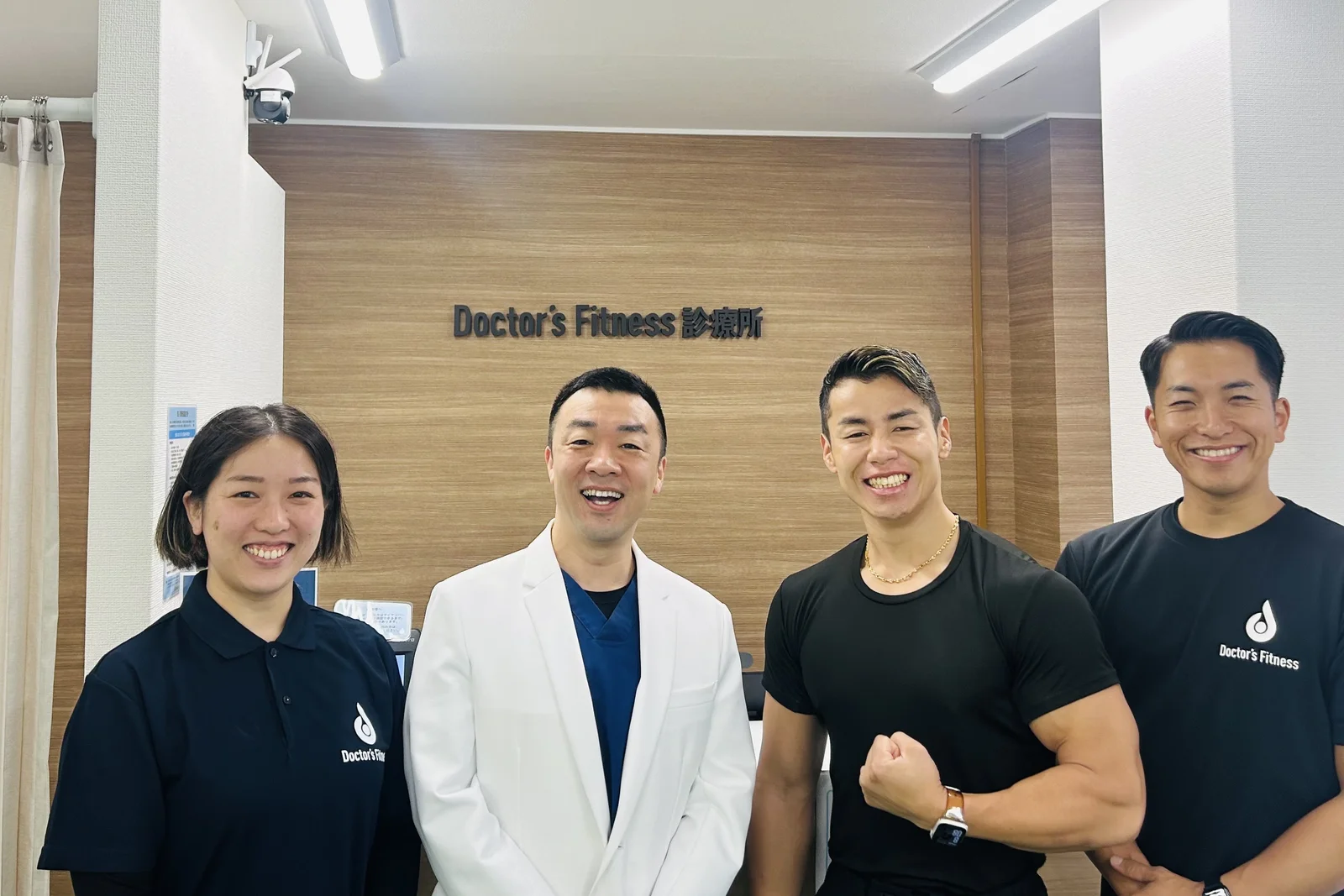 Doctor's Fitness 診療所で、医師とトレーナーが並んでいる様子